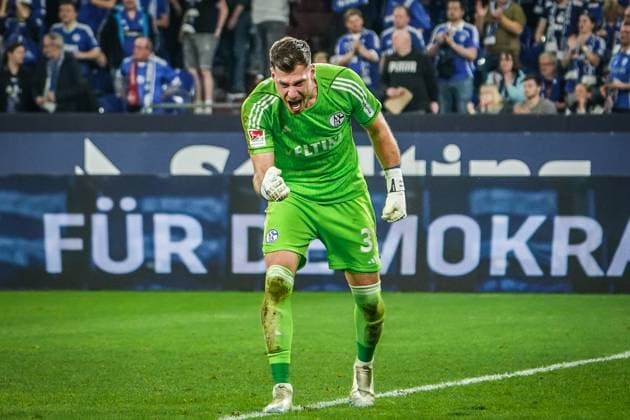 Fußball: 2. Bundesliga 2023 2024, 29. Spieltag, FC Schalke 04 - 1. FC Nürnberg - Veltins Arena, Gelsenkirchen: Schalkes Torwart Marius Müller schreit seine Freude über den 2:0 Sieg raus - Pose, Siegesfaust, Gestik, Mimik Gelsenkirchen Veltins-Arena Deutschland