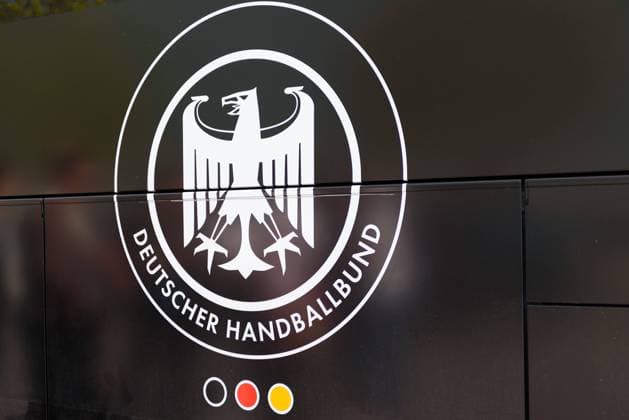 Neu-Ulm, Deutschland, 13. April 2024: Logo von Deutscher Handballbund am Mannschaftsbus Deutschlands vor dem Spiel Slowenien gegen Paraguay beim Olympia-Qualifikationsturnier 2024 in der Arena in Neu-Ulm, Germany. (Sven Beyrich SPP) Copyright: xSvenxBeyrich SPPx spp-de-SvBe-20240413-D75_2552