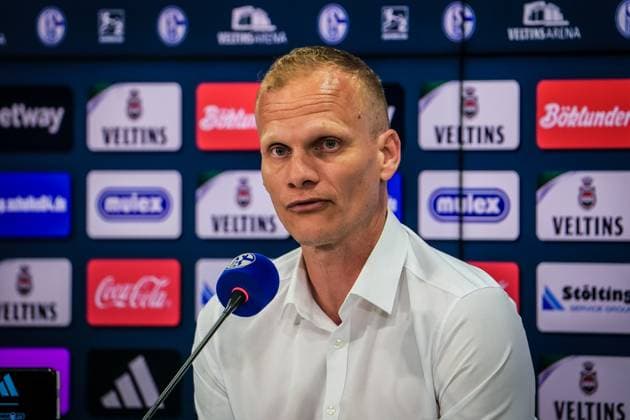 Fußball: 2. Bundesliga 2023 2024, 29. Spieltag, FC Schalke 04 - 1. FC Nürnberg - Veltins Arena, Gelsenkirchen: Schalkes Trainer Karel Geraerts Gelsenkirchen Veltins-Arena Deutschland