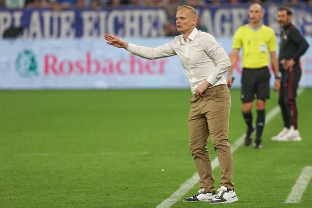 2. Bundesliga - FC Schalke 04 - 1. FC Nürnberg am 13.04.2024 in der Veltins-Arena auf Schalke Trainer Karel Geraerts (Schalke) gibt lautstark Anweisungen