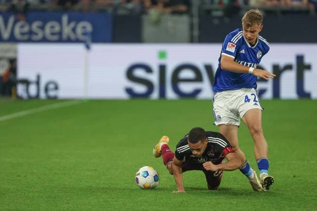 2. Bundesliga - FC Schalke 04 - 1. FC Nürnberg am 13.04.2024 in der Veltins-Arena auf Schalke Keke Topp (Schalke 42) gegen Jan Gyamerah (Nuernberg 28)