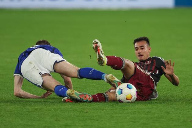 2. Bundesliga - FC Schalke 04 - 1. FC Nürnberg am 13.04.2024 in der Veltins-Arena auf Schalke Thomas Ouwejan (Schalke 2) gegen Jens Castrop (Nuernberg 17)