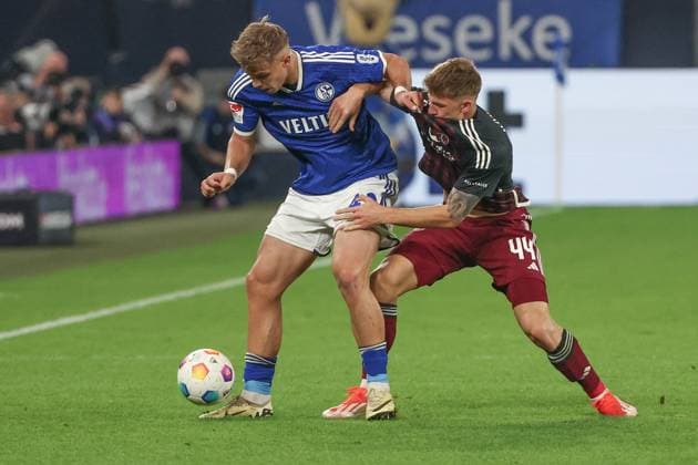 2. Bundesliga - FC Schalke 04 - 1. FC Nürnberg am 13.04.2024 in der Veltins-Arena auf Schalke Keke Topp (Schalke 42) gegen Finn Jeltsch (Nuernberg 44)