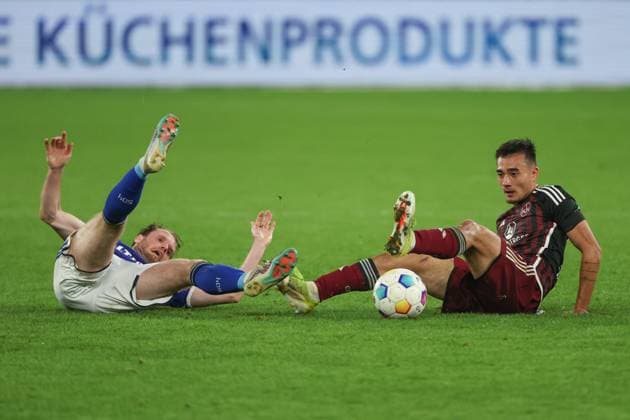 2. Bundesliga - FC Schalke 04 - 1. FC Nürnberg am 13.04.2024 in der Veltins-Arena auf Schalke Thomas Ouwejan (Schalke 2) gegen Jens Castrop (Nuernberg 17)