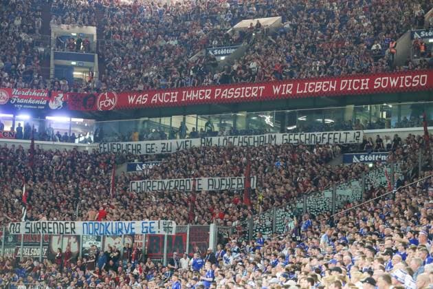 2. Bundesliga - FC Schalke 04 - 1. FC Nürnberg am 13.04.2024 in der Veltins-Arena auf Schalke Die Nürnberg Fans im Gästeblock mit Bannern Transparenten Spruchbändern gegen Choreoverbote
