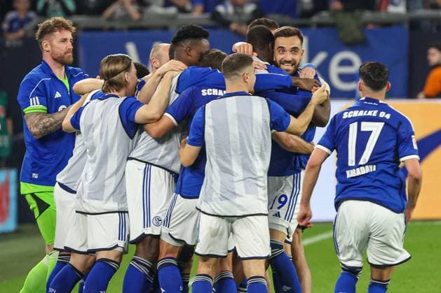 2. Bundesliga - FC Schalke 04 - 1. FC Nürnberg am 13.04.2024 in der Veltins-Arena auf Schalke Jubel, Torjubel, Torschuetze, Torschütze Kenan Karaman (Schalke 19) jubelt nach seinem Tor zum 1 zu 0 mit der Mannschaft