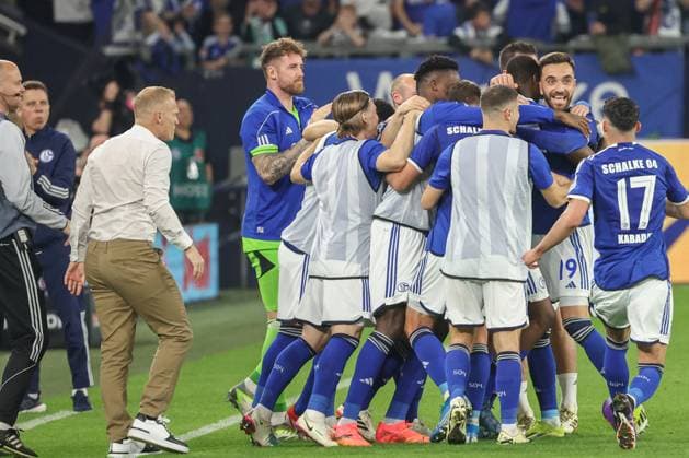 2. Bundesliga - FC Schalke 04 - 1. FC Nürnberg am 13.04.2024 in der Veltins-Arena auf Schalke Jubel, Torjubel, Torschuetze, Torschütze Kenan Karaman (Schalke 19) jubelt nach seinem Tor zum 1 zu 0 mit der Mannschaft