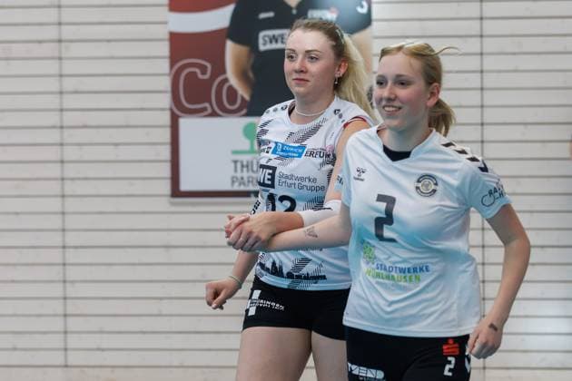 Tina De Groot (Schwarz-Weiss Erfurt, 12) beim Einlaufen, 13.04.2024, Erfurt (Deutschland), Volleyball, 2. Bundesliga Frauen Pro, Schwarz-Weiss Erfurt - DSHS Snowtrex Köln