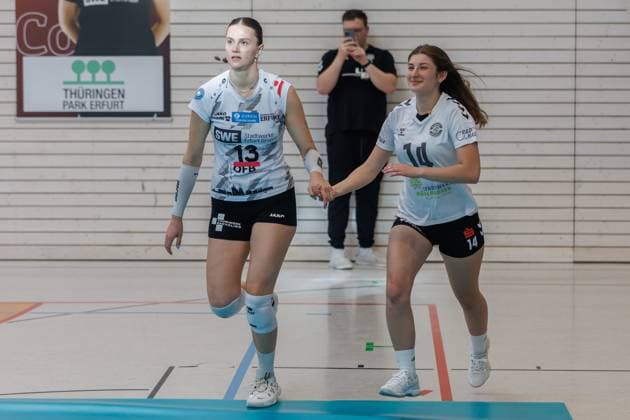 Lara Darowski (Schwarz-Weiss Erfurt, 13) beim Einlaufen, 13.04.2024, Erfurt (Deutschland), Volleyball, 2. Bundesliga Frauen Pro, Schwarz-Weiss Erfurt - DSHS Snowtrex Köln