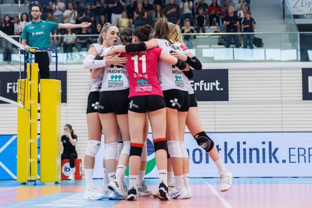 Jubel, celebration bei Schwarz-Weiss Erfurt, 13.04.2024, Erfurt (Deutschland), Volleyball, 2. Bundesliga Frauen Pro, Schwarz-Weiss Erfurt - DSHS Snowtrex Köln