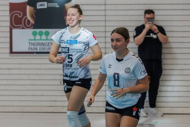 Isabella Noble (Schwarz-Weiss Erfurt, 5) beim Einlaufen, 13.04.2024, Erfurt (Deutschland), Volleyball, 2. Bundesliga Frauen Pro, Schwarz-Weiss Erfurt - DSHS Snowtrex Köln