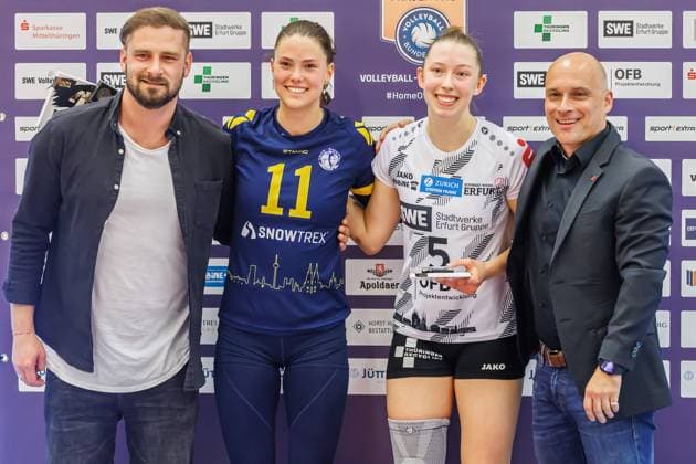 von links: Annika Stenchly (Köln, 11), Isabella Noble (Schwarz-Weiss Erfurt, 5); Most Valuable Player, 13.04.2024, Erfurt (Deutschland), Volleyball, 2. Bundesliga Frauen Pro, Schwarz-Weiss Erfurt - DSHS Snowtrex Köln
