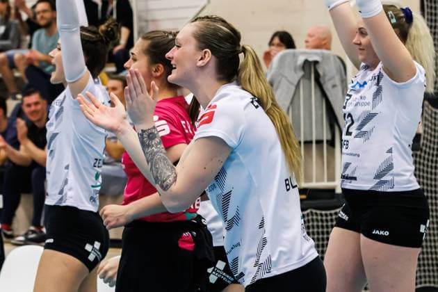 Ashlyn Blotzer (Schwarz-Weiss Erfurt, 7), cheering, 13.04.2024, Erfurt (Deutschland), Volleyball, 2. Bundesliga Frauen Pro, Schwarz-Weiss Erfurt - DSHS Snowtrex Köln