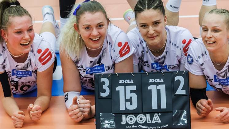 von links: Pia Mohr (Schwarz-Weiss Erfurt, 10), Tina De Groot (Schwarz-Weiss Erfurt, 12), Alina Zellin (Schwarz-Weiss Erfurt, 1), Antonia Greskamp (Schwarz-Weiss Erfurt, 9); Jubel, celebration, 13.04.2024, Erfurt (Deutschland), Volleyball, 2. Bundesliga Frauen Pro, Schwarz-Weiss Erfurt - DSHS Snowtrex Köln