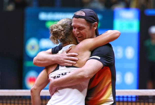 Sport Themen der Woche KW15 Sport Bilder des Tages 2024 BJKC Qualifiers Brasil v. Germany Day2 4.Match Carolina Meligeni Rodrigues Alves (BRA) vs.Laura Siegemund (GER) Laura Siegemund (GER) celebrating with German Team Teamcaptain Rainer Schuettler (GER) *** 2024 BJKC Qualifiers Brasil v Germany Day2 4 Match Carolina Meligeni Rodrigues Alves BRA vs Laura Siegemund GER Laura Siegemund GER celebrating with German Team Captain Rainer Schuettler GER