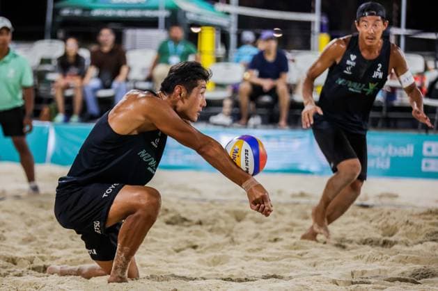 (240414) -- LAGUNA PROVINCE, April 14, 2024 -- Japan s Yusuke Ishijima (L) abd Kensuke Shoji (R) compete against James Buytrago Rancel Varga of the Philippines during the men s quarterfinals match at the Volleyball World Beach Pro Tour Futures in Laguna Province, the Philippines, April 13, 2024. ) (SP)THE PHILIPPINES-LAGUNA PROVINCE Beach volleyball, Beachvolleyball BEACH PRO TOUR FUTURES-QUARTERFINALS ROUELLExUMALI 