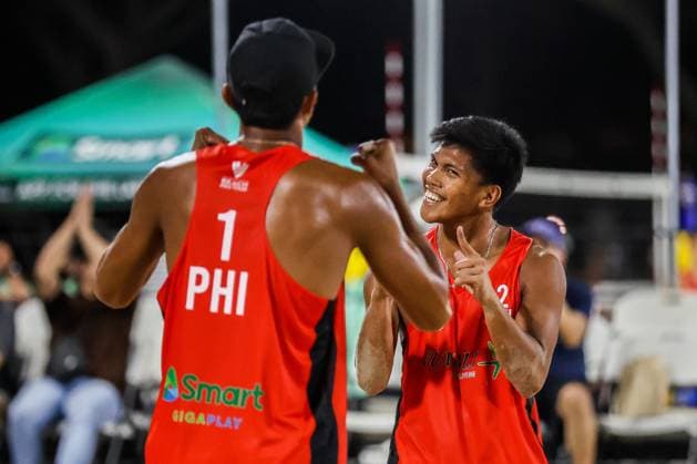 (240414) -- LAGUNA PROVINCE, April 14, 2024 -- The Philippines James Buytrago (L) and Rancel Varga (R) celebrate scoring against Yusuke Ishijima Kensuke Shoji of Japan during the men s quarterfinals match at the Volleyball World Beach Pro Tour Futures in Laguna Province, the Philippines, April 13, 2024. ) (SP)THE PHILIPPINES-LAGUNA PROVINCE Beach volleyball, Beachvolleyball BEACH PRO TOUR FUTURES-QUARTERFINALS ROUELLExUMALI 