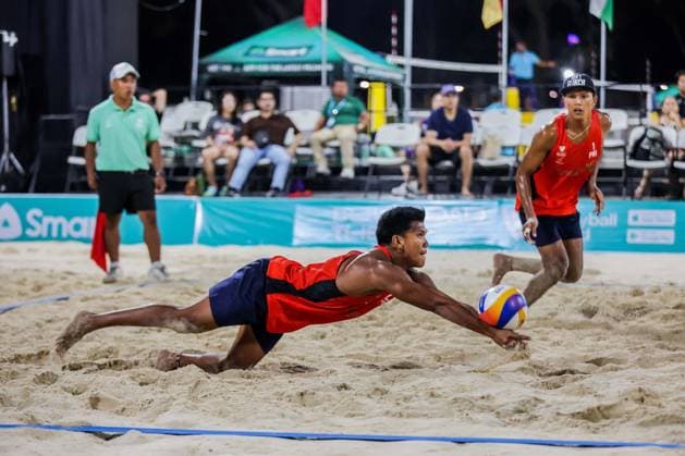 (240414) -- LAGUNA PROVINCE, April 14, 2024 -- The Philippines James Buytrago (R) and Rancel Varga (C) compete against Yusuke Ishijima Kensuke Shoji of Japan during the men s quarterfinals match at the Volleyball World Beach Pro Tour Futures in Laguna Province, the Philippines, April 13, 2024. ) (SP)THE PHILIPPINES-LAGUNA PROVINCE Beach volleyball, Beachvolleyball BEACH PRO TOUR FUTURES-QUARTERFINALS ROUELLExUMALI 