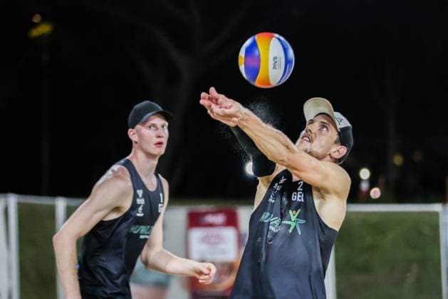 (240414) -- LAGUNA PROVINCE, April 14, 2024 -- Germany s Bennet Poniewaz (R) and Philipp Huster (L) competes against Hasan Huseyin Mermer Sacit Kurt of Turkey during the men s quarterfinals match at the Volleyball World Beach Pro Tour Futures in Laguna Province, the Philippines, April 13, 2024. ) (SP)THE PHILIPPINES-LAGUNA PROVINCE Beach volleyball, Beachvolleyball BEACH PRO TOUR FUTURES-QUARTERFINALS ROUELLExUMALI 