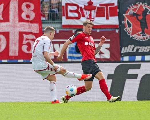 Fussball - 2. BL - SV Wehen Wiesbaden - Fortuna Düsseldorf - 13.04.24, Christos Tzolis (Fortuna), Marcus Mathisen (SVWW), -