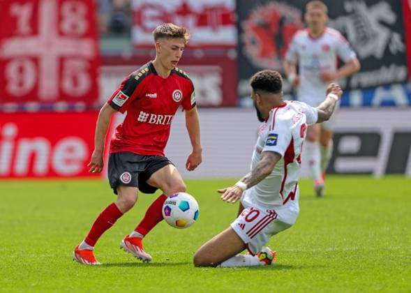 Fussball - 2. BL - SV Wehen Wiesbaden - Fortuna Düsseldorf - 13.04.24, Nick Bätzner (SVWW), Jamil Siebert (Fortuna), -