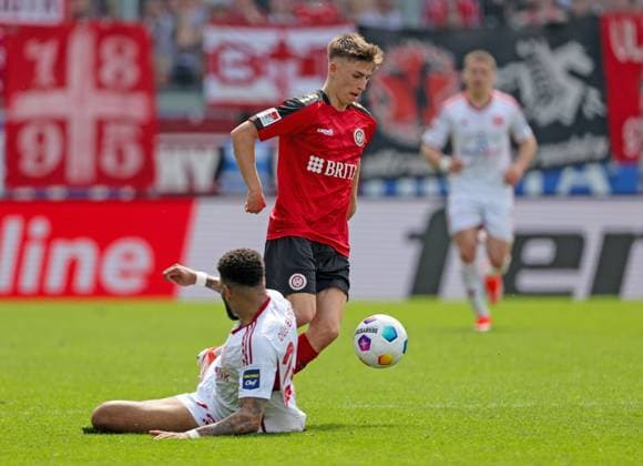 Fussball - 2. BL - SV Wehen Wiesbaden - Fortuna Düsseldorf - 13.04.24, Jamil Siebert (Fortuna), Nick Bätzner (SVWW), -