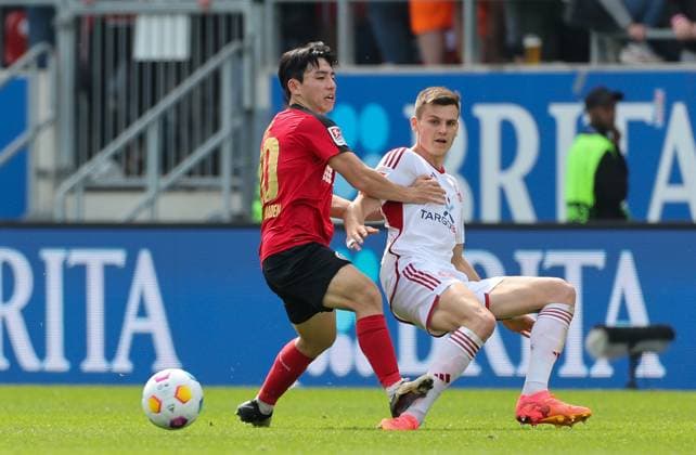 Fussball - 2. BL - SV Wehen Wiesbaden - Fortuna Düsseldorf - 13.04.24, Hyun-Ju Lee (SVWW) triftt Yannik Engelhardt (Fortuna) und bekommt dafür die Rote Karte gezeigt, -