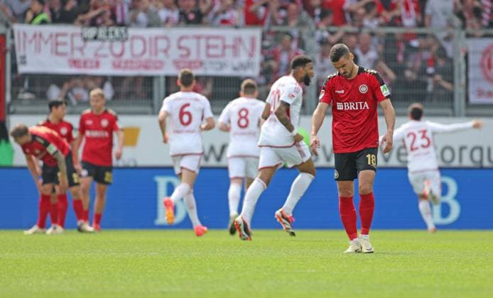 Fussball - 2. BL - SV Wehen Wiesbaden - Fortuna Düsseldorf - 13.04.24, Jubel bei der Fortuna, Frust bei Ivan Prtajin (SVWW), -