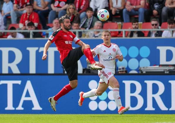 Fussball - 2. BL - SV Wehen Wiesbaden - Fortuna Düsseldorf - 13.04.24, Sascha Mockenhaupt (SVWW), Christos Tzolis (Fortuna), -