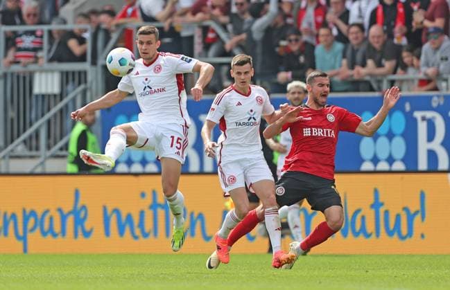 Fussball - 2. BL - SV Wehen Wiesbaden - Fortuna Düsseldorf - 13.04.24, Tim Oberdorf, Yannik Engelhardt (Fortuna), Ivan Prtajin (SVWW), -