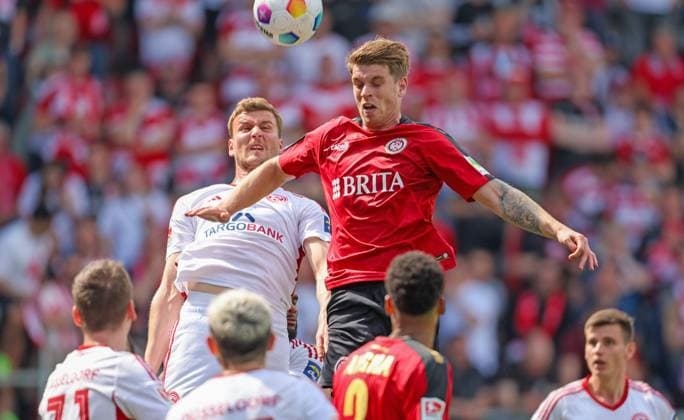 Fussball - 2. BL - SV Wehen Wiesbaden - Fortuna Düsseldorf - 13.04.24, Christoph Daferner (Fortuna), Marcus Mathisen (SVWW), -