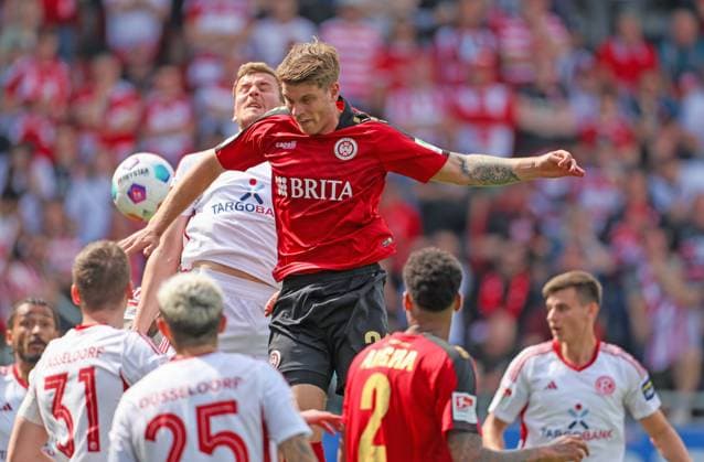 Fussball - 2. BL - SV Wehen Wiesbaden - Fortuna Düsseldorf - 13.04.24, Christoph Daferner (Fortuna), Marcus Mathisen (SVWW), -