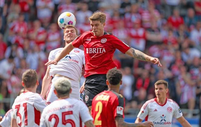 Fussball - 2. BL - SV Wehen Wiesbaden - Fortuna Düsseldorf - 13.04.24, Christoph Daferner (Fortuna), Marcus Mathisen (SVWW), -