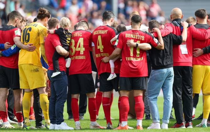 Fussball - 2. BL - SV Wehen Wiesbaden - Fortuna Düsseldorf - 13.04.24, Zusammenhalt ist jetz gefragt beim SVWW, -