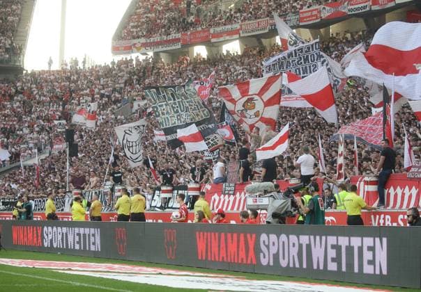 Stuttgart , Fußball Bundesliga VfB Stuttgart vs. Eintracht Frankfurt , Stuttgarter Fans in der Cannstatter Kurve , davor die Bande Winamax Sportwetten Gemäß den Vorgaben der DFL Deutsche Fußball Liga ist es untersagt, in dem Stadion und oder vom Spiel angefertigte Fotoaufnahmen in Form von Sequenzbildern und oder videoähnlichen Fotostrecken zu verwerten bzw. verwerten zu lassen.