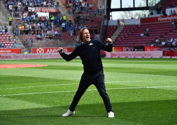 13.04.2024, xhbx, Fussball 1.Bundesliga, FSV Mainz 05 - TSG Hoffenheim emspor, v.l. Trainer Bo Henriksen (FSV Mainz 05) heizt die Fans vor dem Spiel an (DFL DFB REGULATIONS PROHIBIT ANY USE OF PHOTOGRAPHS as IMAGE SEQUENCES and or QUASI-VIDEO) Mainz