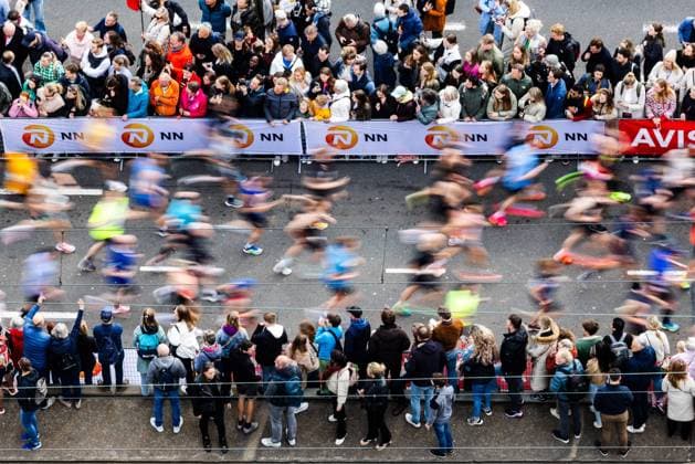 Bilder des Jahres 2024, Sport 04 April Sport Themen der Woche KW15 Sport Bilder des Tages ROTTERDAM - Marathon runners on the Erasmus Bridge seen from a high point during the 42nd edition of the NN Marathon Rotterdam on April 14, 2024 in Rotterdam, Netherlands. ANP JEFFREY GROENEWEG NN Rotterdam Marathon 2024 xVIxANPxSportx xxANPxIVx 495981202 originalFilename: 495981202.jpg
