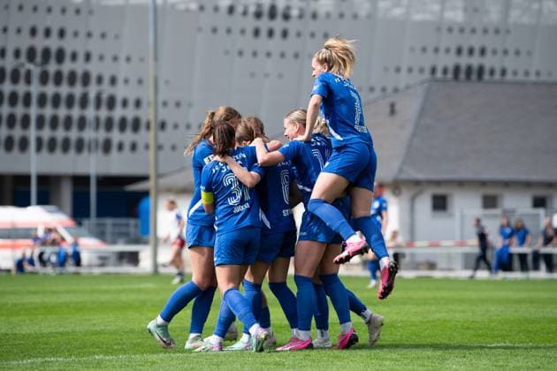 Sport Themen der Woche KW15 Sport Bilder des Tages 2. Frauen-Bundesliga 2023 24, 20. Spieltag am 14.4.2024 FC Carl Zeiss Jena vs Hamburger SV Jubel bei den Spielerinnen von Jena über das Tor zum 3:0 durch Torschützin Felicia Sophie Sträßer (Jena) Ernst Abbe Sportfeld Platz 3 *** 2 Womens Bundesliga 2023 24, 20 Matchday on 14 4 2024 FC Carl Zeiss Jena vs Hamburger SV Jena players celebrate the 3-0 goal by scorer Felicia Sophie Sträßer Jena Ernst Abbe Sportfeld Platz 3