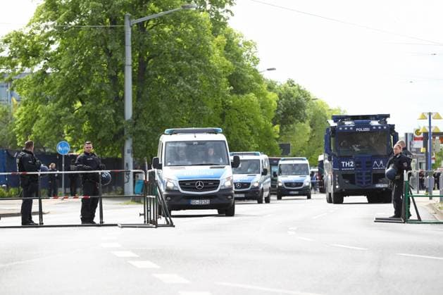 14.04.2024, xtgx, Fussball 2. Bundesliga, Fussball 2. Bundesliga, Eintracht Braunschweig - Hannover 96 emspor, v.l. Symbolfoto, Symbolbild Polizei, Polizisten, Derby, Sicherheit, Wasserwerfer (DFL DFB REGULATIONS PROHIBIT ANY USE OF PHOTOGRAPHS as IMAGE SEQUENCES and or QUASI-VIDEO) Braunschweig