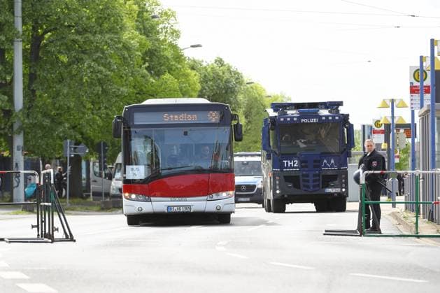 14.04.2024, xtgx, Fussball 2. Bundesliga, Fussball 2. Bundesliga, Eintracht Braunschweig - Hannover 96 emspor, v.l. Busse mit Gaestefans werden von Polizeifahrzeugen und Wasserwerfern begeliet, Symbolfoto, Symbolbild Polizei, Polizisten, Derby, Sicherheit, Wasserwerfer (DFL DFB REGULATIONS PROHIBIT ANY USE OF PHOTOGRAPHS as IMAGE SEQUENCES and or QUASI-VIDEO) Braunschweig