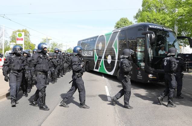 Sport Bilder des Tages Braunschweig vs. Hannover, 2. BL Braunschweig, 14.04.2024, FUßBALL - Eintracht Braunschweig vs. Hannover 96, 2. BL, Saison 2023 24. Mannschaftsbus von Hannover 96 fährt unterm Polizeischutz ins Eintrachts Stadion. Braunschweig