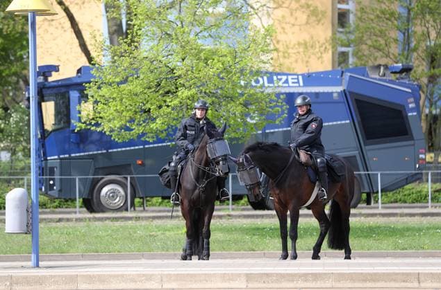 Braunschweig vs. Hannover, 2. BL Braunschweig, 14.04.2024, FUßBALL - Eintracht Braunschweig vs. Hannover 96, 2. BL, Saison 2023 24. Polizei Wasserwerfer, die Reiterstaffel der Polizeidirektion Braunschweig. Braunschweig