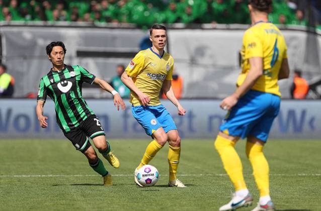 Braunschweig vs. Hannover, 2. BL Braunschweig, 14.04.2024, FUßBALL - Eintracht Braunschweig vs. Hannover 96, 2. BL, Saison 2023 24. Sei Muroya (Hannover 96), Thorir Johann Helgason (Eintracht Braunschweig) Braunschweig