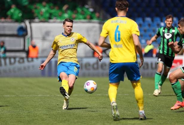 Braunschweig vs. Hannover, 2. BL Braunschweig, 14.04.2024, FUßBALL - Eintracht Braunschweig vs. Hannover 96, 2. BL, Saison 2023 24. Thorir Johann Helgason (Eintracht Braunschweig) Braunschweig