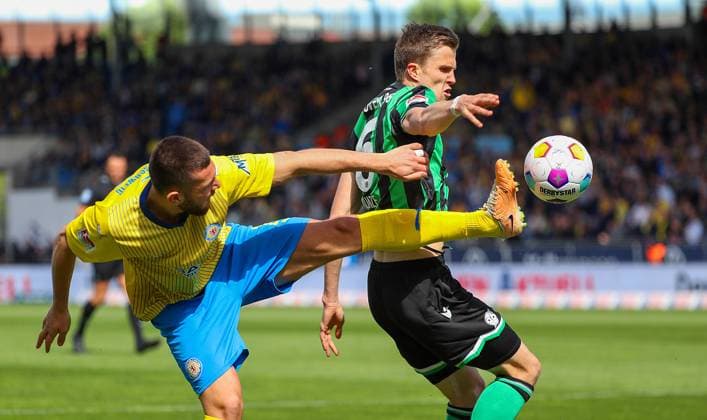 Braunschweig vs. Hannover, 2. BL Braunschweig, 14.04.2024, FUßBALL - Eintracht Braunschweig vs. Hannover 96, 2. BL, Saison 2023 24. Hasan Kurucay (Eintracht Braunschweig), Fabian Kunze (Hannover 96), Braunschweig