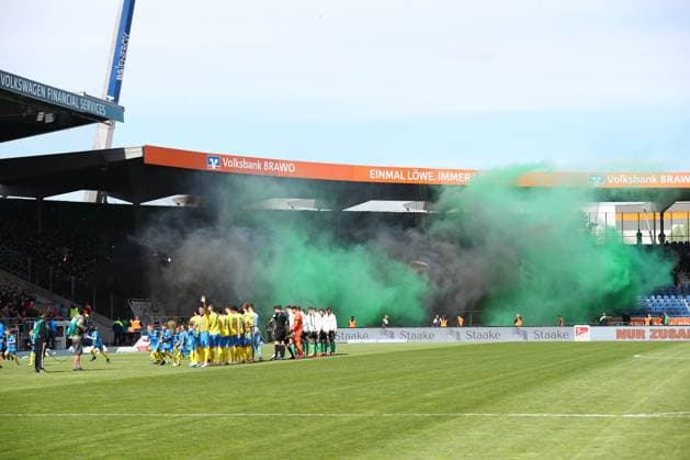 14.04.2024, xtgx, Fussball 2. Bundesliga, Fussball 2. Bundesliga, Eintracht Braunschweig - Hannover 96 emspor, v.l. Hannover Fans zuenden Pyrotechnik (DFL DFB REGULATIONS PROHIBIT ANY USE OF PHOTOGRAPHS as IMAGE SEQUENCES and or QUASI-VIDEO) Braunschweig