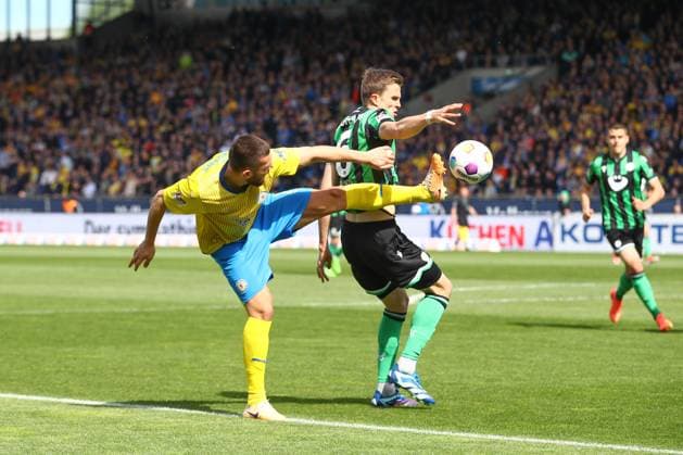 14.04.2024, xtgx, Fussball 2. Bundesliga, Fussball 2. Bundesliga, Eintracht Braunschweig - Hannover 96 emspor, v.l. Hasan Kurucay (Braunschweig, 29), Fabian Kunze (Hannover, 6) Zweikampf, Duell, Kampf, tackle (DFL DFB REGULATIONS PROHIBIT ANY USE OF PHOTOGRAPHS as IMAGE SEQUENCES and or QUASI-VIDEO) Braunschweig