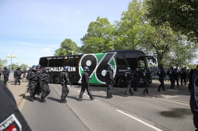 14.04.2024, xtgx, Fussball 2. Bundesliga, Fussball 2. Bundesliga, Eintracht Braunschweig - Hannover 96 emspor, v.l. Ankunft des Busses von Hannover 96 mit Polizeischutz, Symbolfoto, Symbolbild Polizei, Polizisten, Derby, Sicherheit, Wasserwerfer (DFL DFB REGULATIONS PROHIBIT ANY USE OF PHOTOGRAPHS as IMAGE SEQUENCES and or QUASI-VIDEO) Braunschweig