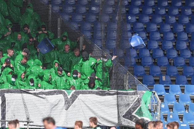 14.04.2024, xtgx, Fussball 2. Bundesliga, Fussball 2. Bundesliga, Eintracht Braunschweig - Hannover 96 emspor, v.l. Hannover Fans werfen Sitzschalen (DFL DFB REGULATIONS PROHIBIT ANY USE OF PHOTOGRAPHS as IMAGE SEQUENCES and or QUASI-VIDEO) Braunschweig