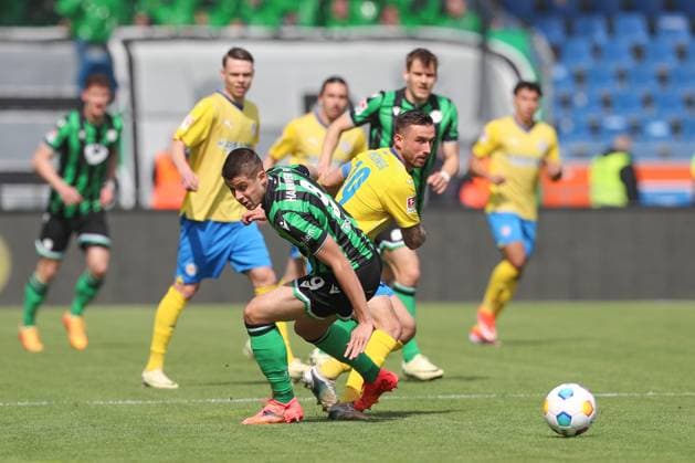14.04.2024, xtgx, Fussball 2. Bundesliga, Fussball 2. Bundesliga, Eintracht Braunschweig - Hannover 96 emspor, v.l. Nicolo Tresoldi (Hannover, 9), Robin Krausse (Braunschweig, 39) Zweikampf, Duell, Kampf, tackle (DFL DFB REGULATIONS PROHIBIT ANY USE OF PHOTOGRAPHS as IMAGE SEQUENCES and or QUASI-VIDEO) Braunschweig